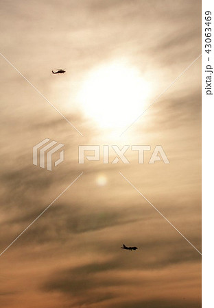 夕空を背景に飛行するMH-60Rシーホーク対潜ヘリコプターとP-1哨戒機 43063469