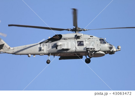 快晴の青空を飛行する米海軍の空母艦載機MH-60Rシーホーク対潜哨戒ヘリコプター 43063472