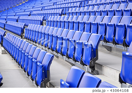 サッカースタジアムの青い座席 43064108