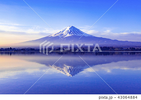 夜明けの富士山、山梨県河口湖にて 43064884