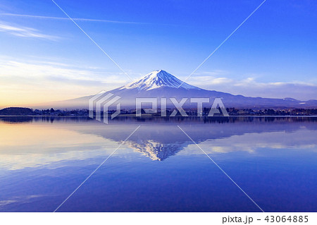夜明けの富士山、山梨県河口湖町にて 43064885