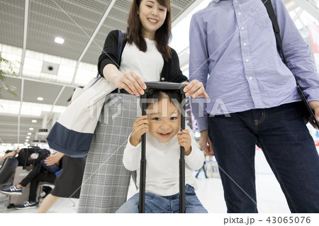空港　家族旅行　 43065076