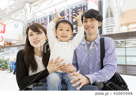 空港 家族旅行 空港 家族旅行 43065098
