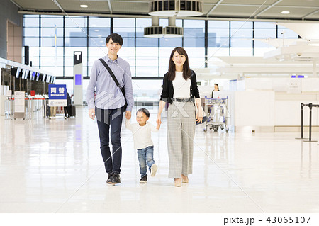空港　家族旅行 43065107