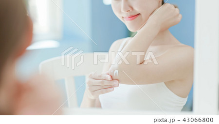 woman apply cream with elbow 43066800