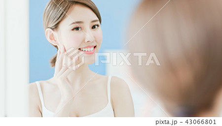 beauty woman touch her face 43066801