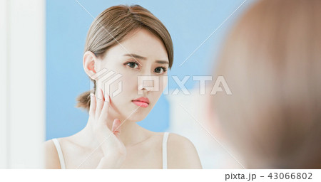 woman with acne problem 43066802