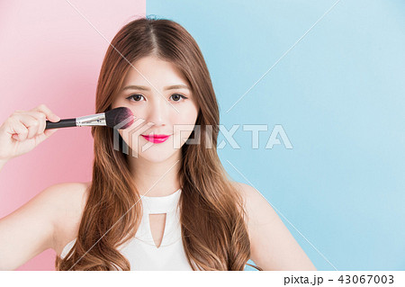 pretty girl take makeup brush 43067003