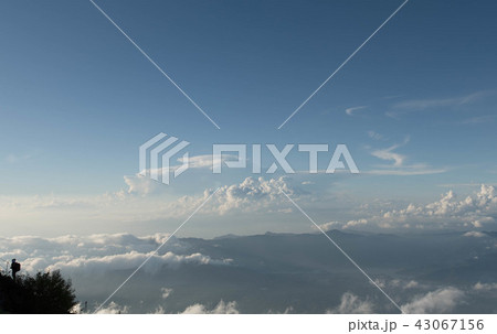 雲上の景色と吉田口登山道 富士山七合目 雲上の景色と吉田口登山道 富士山七合目 43067156