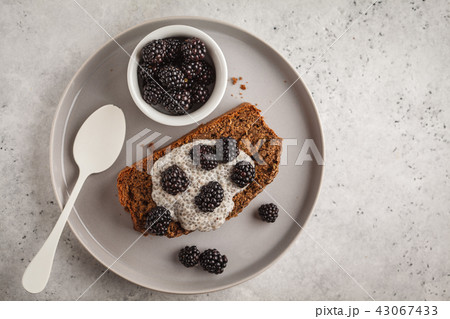 Chocolate vegan banana bread with chia pudding  43067433