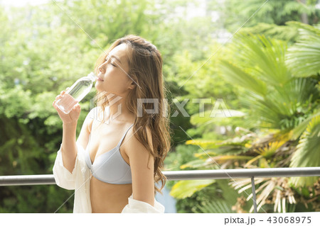 ランジェリー ライフスタイル 女性イメージ ランジェリー ライフスタイル 女性イメージ 43068975