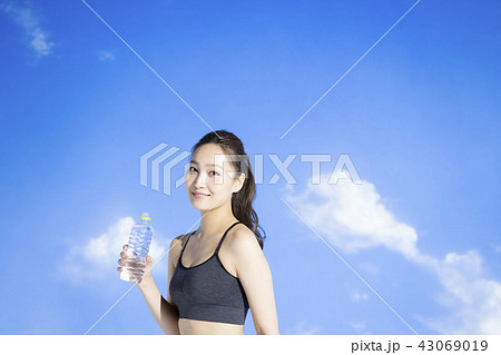 スポーツウェアの女性　ポートレート 43069019