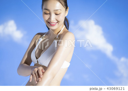 水着の女性　ポートレート 43069121