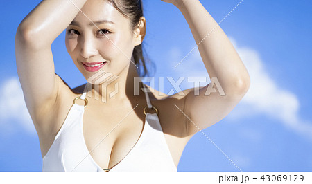 水着の女性　ポートレート 43069129