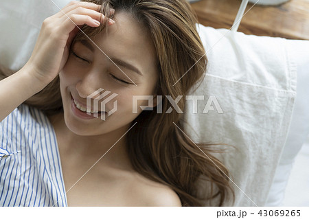 リラックス ライフスタイル 女性イメージ リラックス ライフスタイル 女性イメージ 43069265