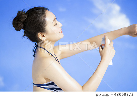 水着の女性 ポートレート 水着の女性 ポートレート 43069373