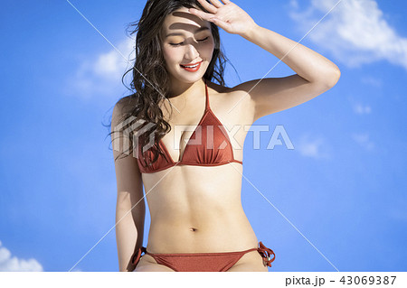 水着の女性 ポートレートの写真素材
