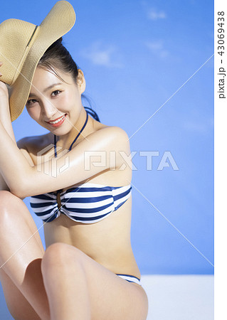 水着の女性 ポートレートの写真素材