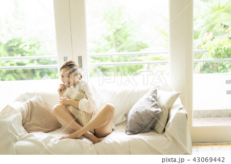 リラックス　ライフスタイル　女性イメージ 43069442