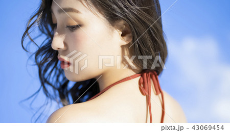 水着の女性　ポートレート 43069454