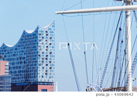 Elbe Philharmonic Hall in the harbor of Hamburg 43069642