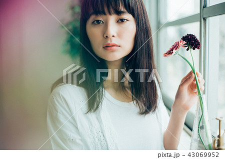花ある暮らし 女性ポートレートの写真素材