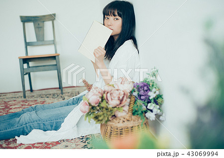 花ある暮らし 女性ポートレート 花ある暮らし 女性ポートレート 43069994