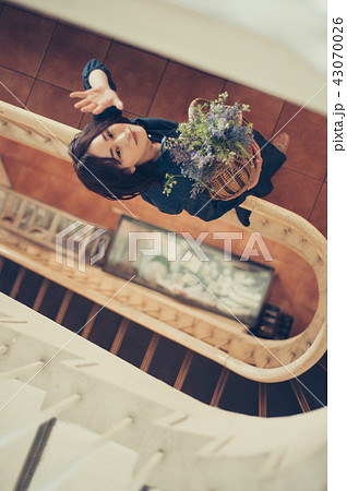 花ある暮らし　女性ポートレート 43070026