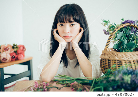 花ある暮らし　女性ポートレート 43070027
