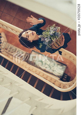 花ある暮らし　女性ポートレート 43070028