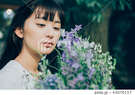 花ある暮らし 女性ポートレートの写真素材