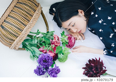 花ある暮らし　女性ポートレート 43070179