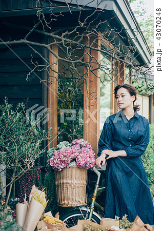 花屋にいる女性 43070248