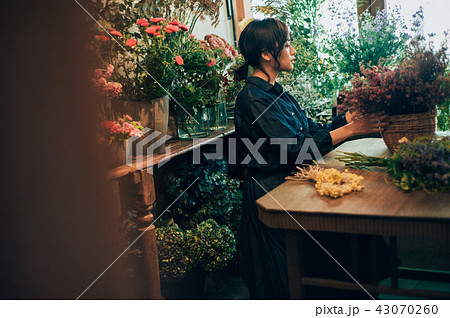 花屋にいる女性の写真素材