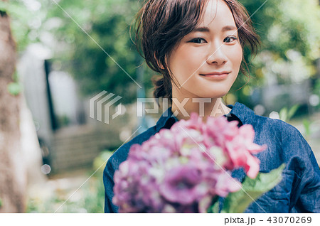 花ある暮らし 女性ポートレート 花ある暮らし 女性ポートレート 43070269