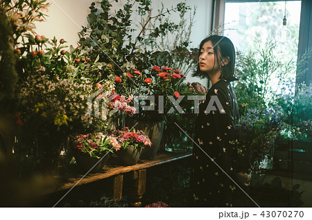 花屋にいる女性 花屋にいる女性 43070270