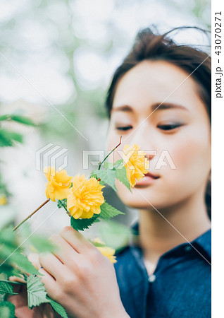 花ある暮らし 女性ポートレート 花ある暮らし 女性ポートレート 43070271
