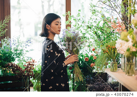 花屋にいる女性 花屋にいる女性 43070274