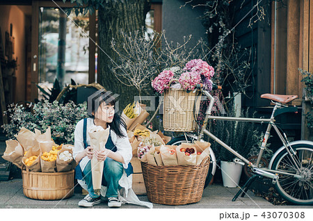 花屋にいる女性 花屋にいる女性 43070308