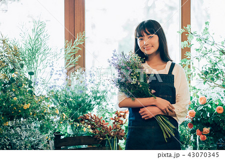 花屋にいる女性 43070345