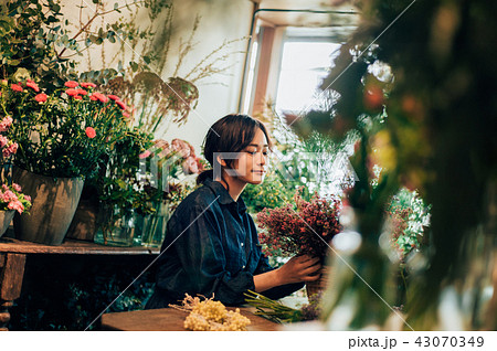 花屋にいる女性 花屋にいる女性 43070349