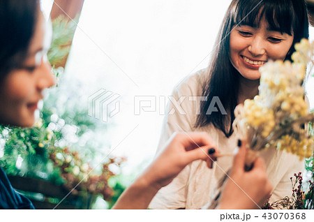 花屋にいる女性 教室 花屋にいる女性 教室 43070368