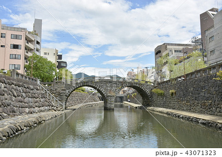 【長崎県】眼鏡橋と長崎市街地の風景 【長崎県】眼鏡橋と長崎市街地の風景 43071323