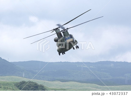 広い草原を低空で旋回飛行する災害派遣でも活躍する陸上自衛隊のCH-47Jチヌーク輸送ヘリコプター 43072337