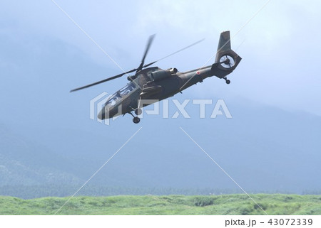 東富士演習場の草原を低空で飛行する災害派遣でも活躍する陸上自衛隊の国産機OH-1観測ヘリコプター 43072339