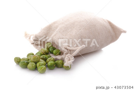 Fresh green peas in sackcloth Fresh green peas in sackcloth 43073504