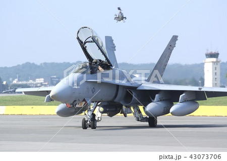 米空軍の横田基地を地上滑走する米海兵隊の空母艦載機F-18Dホーネット戦闘攻撃機 米空軍の横田基地を地上滑走する米海兵隊の空母艦載機F-18Dホーネット戦闘攻撃機 43073706