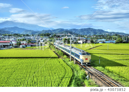 喜久田の田園と電車 43073852