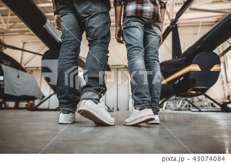 Man and boy feet opposite rotor planes 43074084
