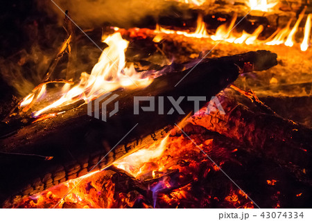 Campfire at night 43074334